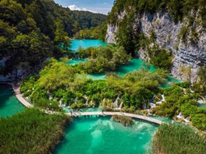 Several waterfalls of one of the most astonishing lakes.